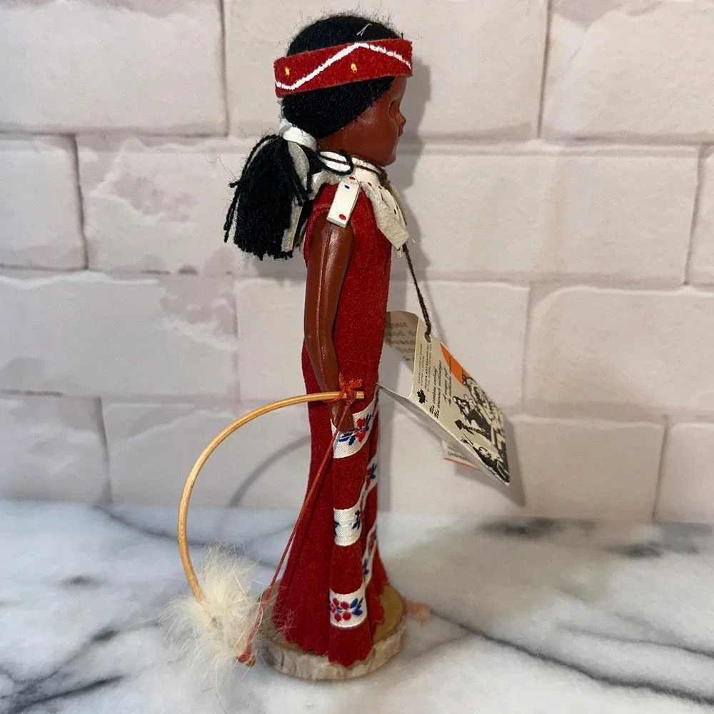 Indien Art Eskimo Inc Canada Souvenir Doll Style 601 Red Dress St-Tite Quebec